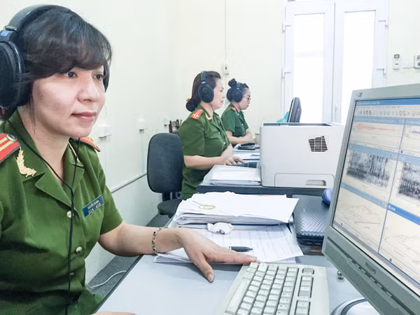 Các giám định viên âm thanh đang hoạt động nghiệp vụ. Các giám định viên âm thanh đang hoạt động nghiệp vụ.