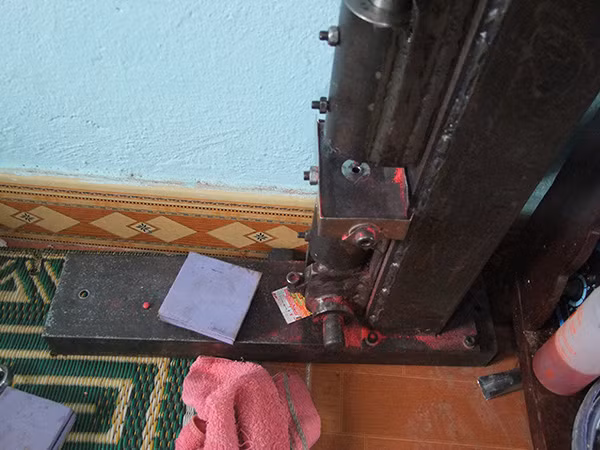 Máy dập viên nén ma túy tổng hợp do Đặng Huy Báu tự chế.