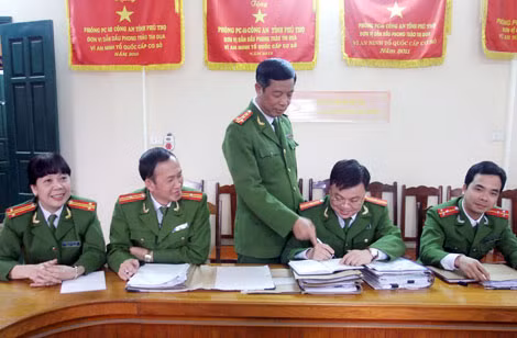 Cán bộ Phòng PC 46 Công an tỉnh Phú Thọ hội ý trước giờ phá án.
