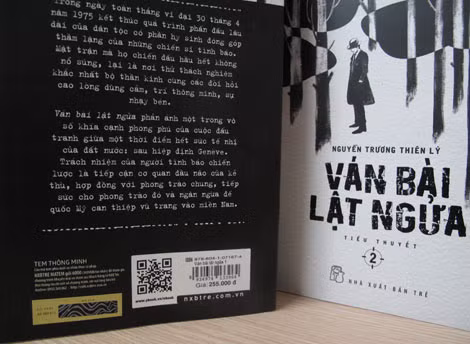 Tem thông minh trên bìa sách “Ván bài lật ngửa” của NXB Trẻ.