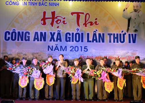 Ban tổ chức trao cờ lưu niệm cho các đội tuyển. Ảnh: Báo Bắc Ninh. Ban tổ chức trao cờ lưu niệm cho các đội tuyển. Ảnh: Báo Bắc Ninh.
