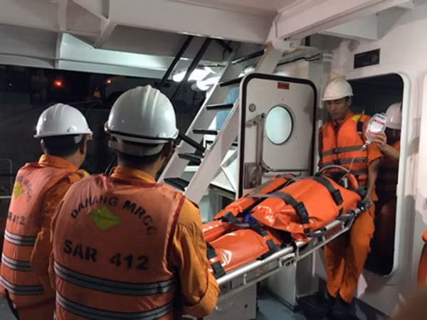 Các tàu hải quân Trung Quốc đã có hành động cản trở tàu SAR 412 cứu nạn ngư dân Phạm Thanh Ngọc bị bệnh trên biển. Ảnh: Nguyễn Tú.