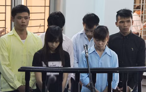 Vì nông nổi, bị cáo Thoa đã đánh mất tương lai, đẩy bản thân, em gái và những người bạn trở thành kẻ phạm tội.