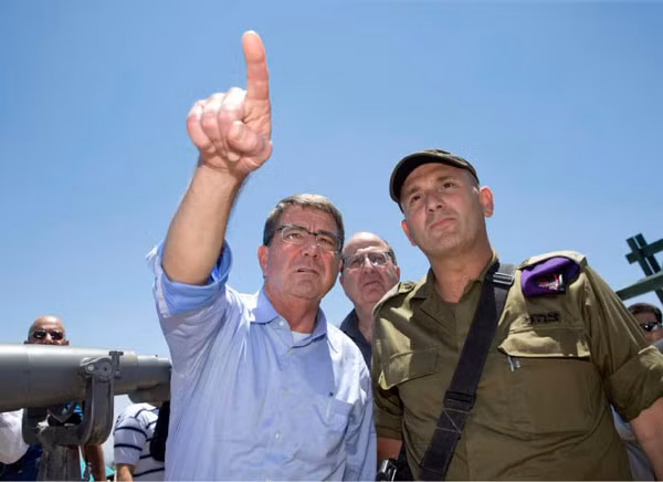Bộ trưởng Quốc phòng Mỹ Ashton Carter (trái), Bộ trưởng Quốc phòng Israel Moshe Yaalon (giữa) và Tư lệnh các đơn vị phòng vệ Israel Moni Katz từ Hussein Lookout quan sát thung lũng Hula. Ảnh: AP.