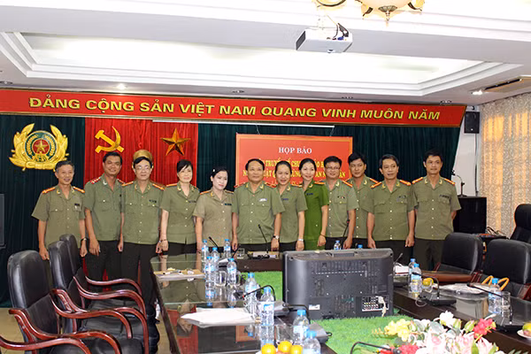 Lãnh đạo Cục Công tác chính trị và các trưởng đoàn tham gia Hội diễn nghệ thuật quần chúng CAND năm 2015.