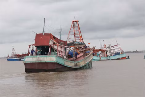 Chiếc tàu bị trúng đạn.