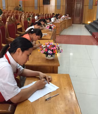 Các thí sinh tham dự Hội thi "Nấu ăn giỏi" tham gia phần thi lý thuyết.