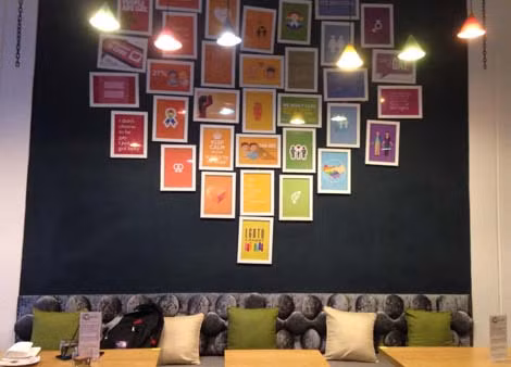 Không gian bên trong "No Stress" cafe ngập tràn màu lục sắc - màu biểu tượng cho giới LGBT.