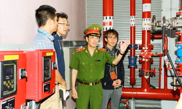 Thiếu tướng Đoàn Việt Mạnh, Cục trưởng Cục Cảnh sát PCCC&CNCH kiểm tra công tác PCCC tại Khu công nghiệp Yên Phong 1, tỉnh Bắc Ninh.