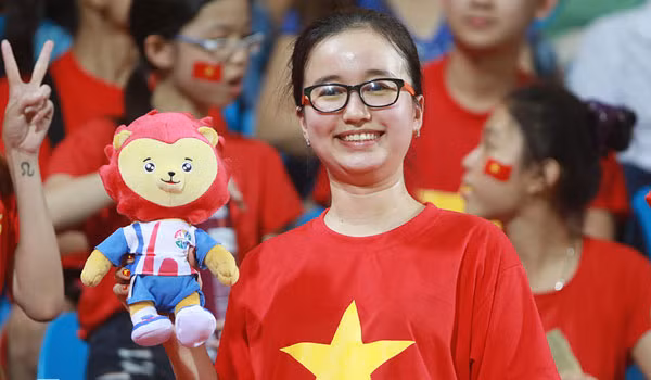 Các nữ CĐV Việt Nam trên sân Bishan. Ảnh: VNE.