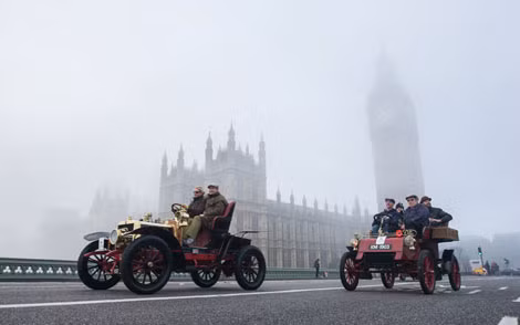 Những chiếc xe cổ đủ kích thước và hình dáng bắt đầu chuyến đi công viên Hyde Park của London.