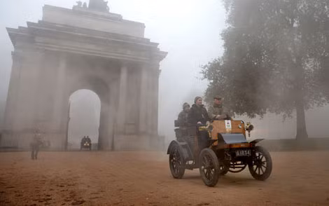 Lướt qua cổng chào lịch sử Wellington Arch. Ảnh: PA.