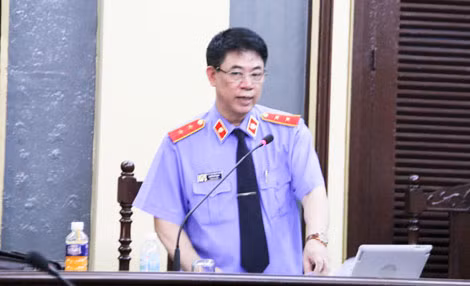 Đại diện VKS tranh luận lại với các luật sư tại tòa.