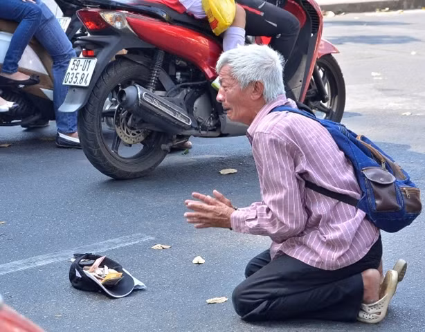 Sợ ùn ứ giao thông, tài xế xe tải phải lùi xe tìm đường khác để đi