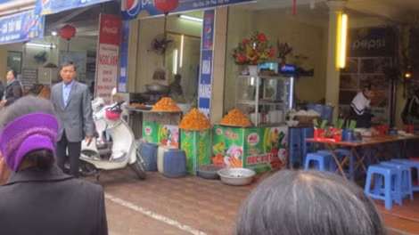 Thực phẩm bày bán “lộ thiên” trên trục đường dẫn vào phủ Tây Hồ.