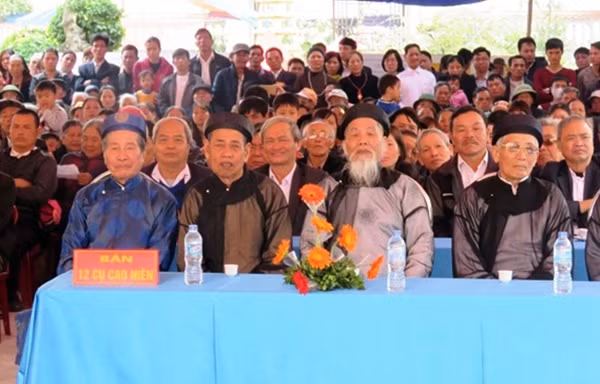 Lãnh đạo địa phương, các bô lão và nhân dân tham gia lễ hội.