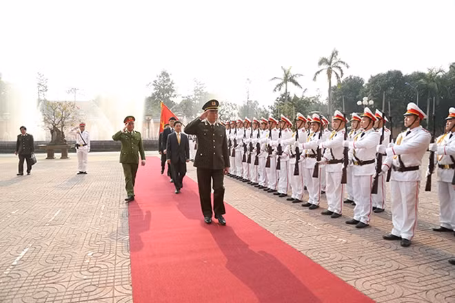 Bộ trưởng Trần Đại Quang duyệt đội danh dự Công an Nghệ An.