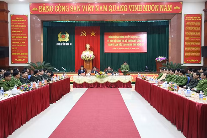 Đại tá Nguyễn Hữu Cầu, Giám đốc Công an tỉnh Nghệ An đã báo cáo kết quả công tác Công an tỉnh Nghệ An đã đạt được.