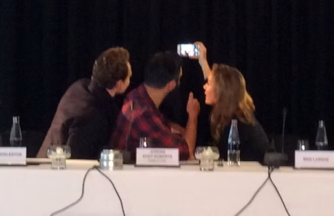 Tom Hiddleston, đạo diễn Jordan Vogt-Roberts và Brie Larson thích thú chụp ảnh selfie hình ảnh cuộc họp báo.