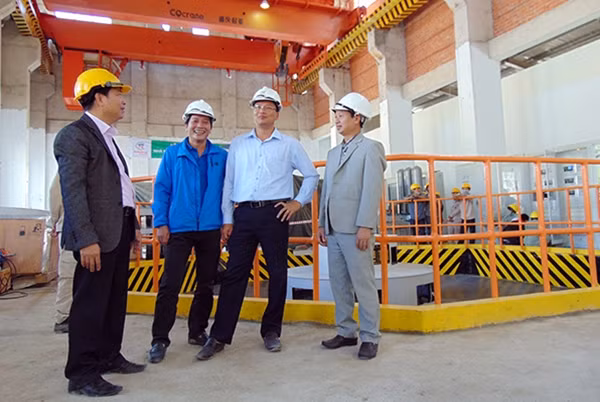 Lãnh đạo Trung Nam Group vui mừng bên tổ máy số 1 nhà máy thủy điện Krông Nô 3 vừa phát điện thành công.