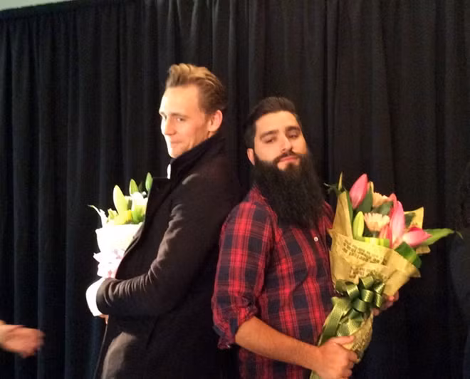 Đạo diễn Jordan Vogt-Roberts và Tom Hiddleston “tạo dáng” cho người hâm mộ chụp ảnh.