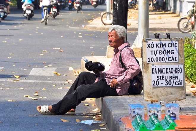 Người đàn ông khoảng 50-60 tuổi đang ngồi trên lề đường bất ngờ lao ra đường chặn xe tải quì lạy xin tiền