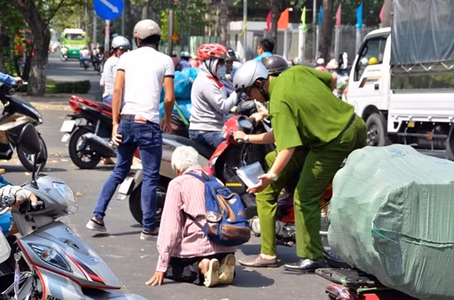 Chỉ khi Công an phường xuống hiện trường người đàn ông này mới chịu rời khỏi đường và đi vào bên trong