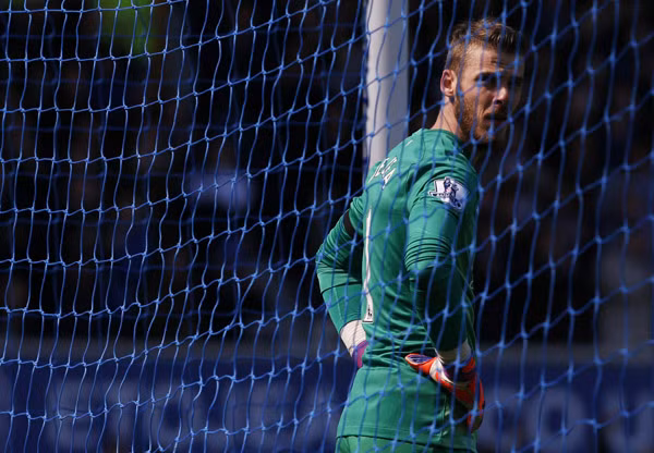 De Gea đã 3 lần phải vào lưới nhặt bóng trong trận này. Ảnh: Reuters.
