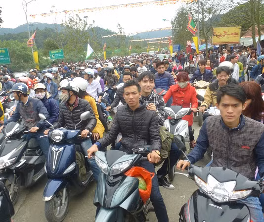 Đoạn đường gần cổng vào Yên Tử xe máy nối đuôi nhau, kẹt cứng. Bãi đỗ xe nườm nượp người. Đường lên thác Giải Oan đông nghẹt người. Đường bậc thang trật kín người, nhiều bạn trẻ phải men theo đường đất để đi. Dù đường từ Hòn Ngọc lên chùa Hoa Yên được chia hai là đường Tùng và đường Trúc thì dường như hai con đường đều “quá tải”. Cuối đoạn đường lên chùa Hoa Yên, dòng người gần như đứng im, không nhúc nhích trên các bậc đá. Nhiều bạn trẻ quyết định nghỉ chân ở chùa Hoa Yên và thác Vàng, ăn uống nhẹ rồi xuống núi, không leo chùa Đồng nữa.