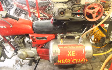 Xe chữa cháy di động do Lý Nhơn Thành tự chế. Xe chữa cháy di động do Lý Nhơn Thành tự chế.