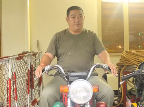 Nhiều khi vợ oán than vì anh lấy tiền của nhà đi mua đồ chữa cháy. Nhiều khi vợ oán than vì anh lấy tiền của nhà đi mua đồ chữa cháy.
