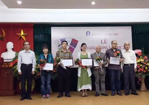 Nhà thơ Bằng Việt, Chủ tịch Hội Liên hiệp VHNT Hà Nội và nhà phê bình Phạm Xuân Nguyên, Chủ tịch Hội Nhà văn Hà Nội trao giải cho các tác giả.