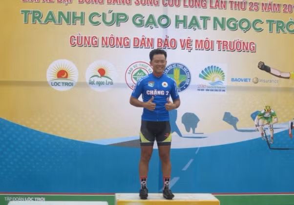 Tay đua Lê Văn Duẩn vẫn giữ áo xanh