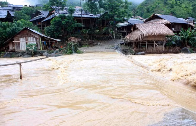 Lũ đang lên nhanh tại Yên Bái