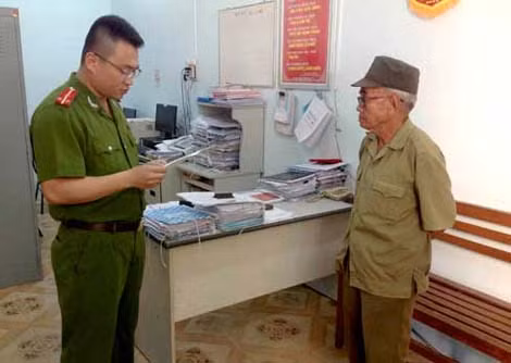 Cơ quan Cảnh sát điều tra tống đạt quyết định bắt khẩn cấp đối với Qúy.