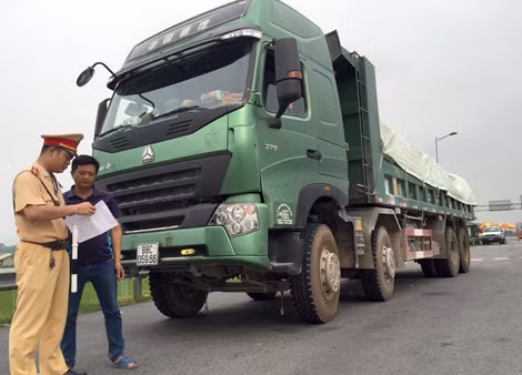 Cảnh sát giao thông kiểm tra một xe tải trên đường cao tốc Hà Nội-Lào Cai.
