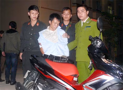 Đối tượng Sùng A Páo, trú tại bản Pà Háng Lớn, xã Pà Cò vận chuyển 10 bánh heroin bị lực lượng Công an bắt giữ tại xã Thung Khe.