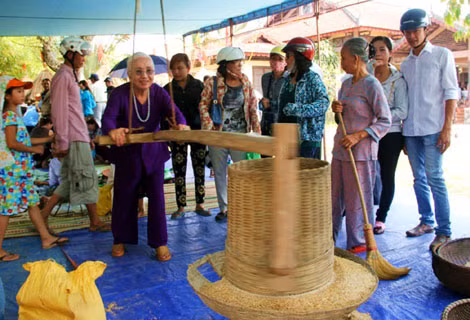 Nông dân Thủy Thanh tái hiện công việc của nhà nông phục vụ du khách.