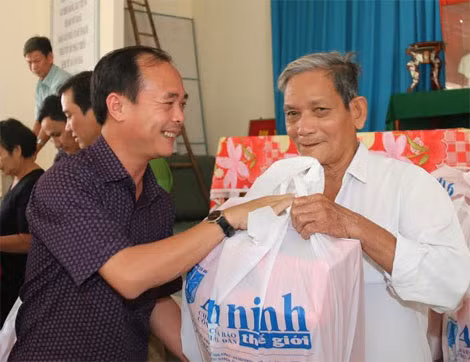 Ông Trần Kim Trác, Phó Chủ tịch HĐND tỉnh Tiền Giang, tặng quà bà con nghèo xã Nhị Quý.