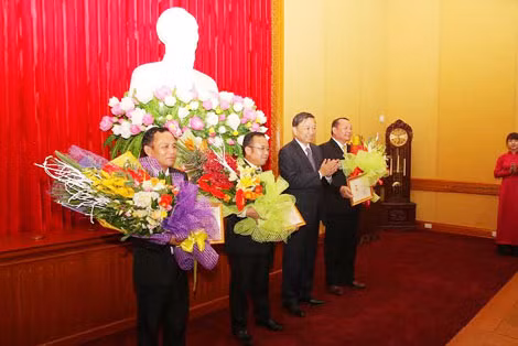 Thứ trưởng Tô Lâm trao Kỷ niệm chương Bảo vệ An ninh Tổ quốc cho các cán bộ Cơ quan đại diện Bộ An ninh Lào tại Việt Nam. Ảnh: Việt Hưng.