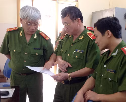 Thiếu tướng Ngô Sỹ Hiền, Viện trưởng Viện Khoa học hình sự chỉ đạo nghiệp vụ.