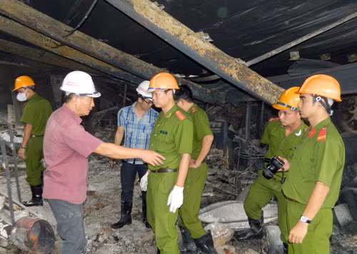 Giám định viên cháy nổ đang tác nghiệp tại vụ cháy Trung tâm thương mại Hải Dương.