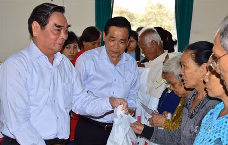 Đồng chí Lê Hồng Anh, Ủy viên Bộ Chính trị, Thường trực Ban Bí thư, đồng chí Võ Minh Chiến, Ủy viên TW Đảng, Bí thư Tỉnh ủy Sóc Trăng tặng quà bà con nghèo, nạn nhân chất độc da cam xã Thạnh Quới, huyện Mỹ Xuyên (Sóc Trăng).