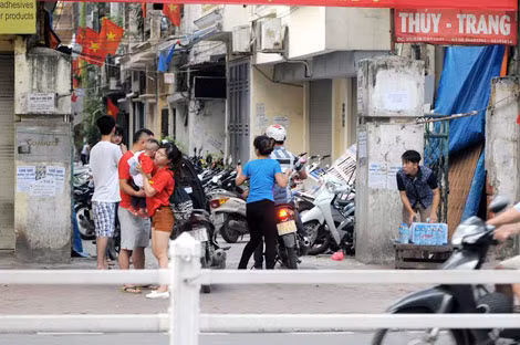 Một điểm trông xe “chặt chém” tại phố Cát Linh. Ảnh: V. Hùng.