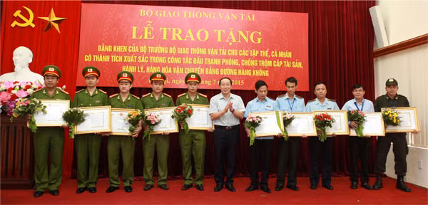 Thứ trưởng Bộ GTVT trao Bằng khen cho các tập thể, cá nhân có thành tích.