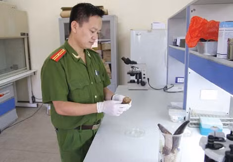 Cán bộ Trung tâm Giám định Sinh học pháp lý tiến hành lấy mẫu giám định gen trong vụ án hình sự. Cán bộ Trung tâm Giám định Sinh học pháp lý tiến hành lấy mẫu giám định gen trong vụ án hình sự.