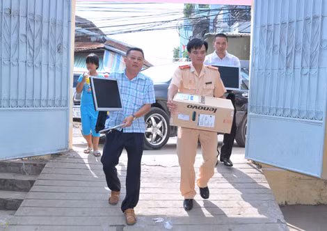 Đoàn công tác di chuyển, trao quà và máy tính cho Trường tiểu học thị trấn Cờ Đỏ 1 và 2.