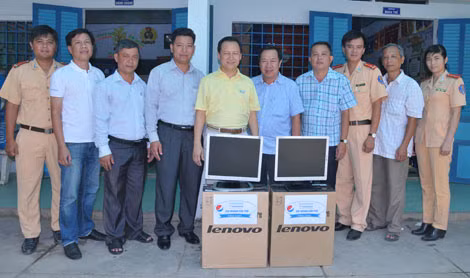 Đoàn công tác tặng máy tính cho Trường tiểu học thị trấn Cờ Đỏ 1.