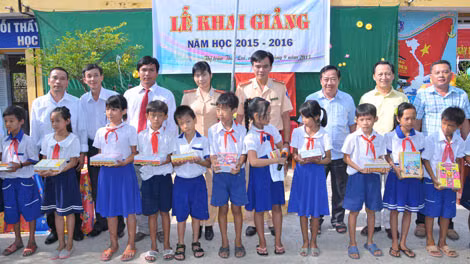 Đoàn công tác trao quà cho các em học sinh Trường tiểu học Thới Lai 2.