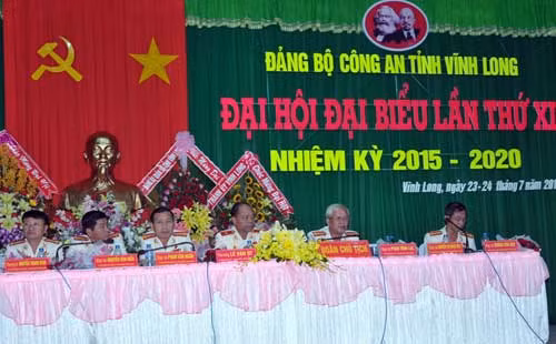 Đoàn Chủ tịch Đại hội đại biểu Công an tỉnh Vĩnh Long. Đoàn Chủ tịch Đại hội đại biểu Công an tỉnh Vĩnh Long.